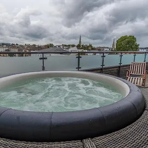 https://central-penthouse-with-private-hot-tub-and-view.cardiffhotelswales.com