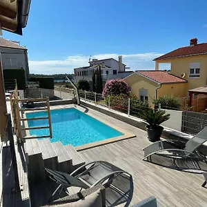 Luxury 2-bedroom Near The With Private Pool -exclusive Use Apartment Banjole