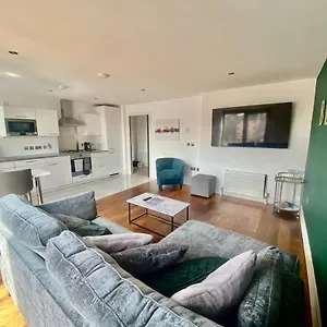 https://amazing-city-centre-1-bedroom-apartment-with-balcony.belfasthotelsireland.com