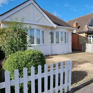 https://cosy-bournemouth-bungalow.tophotelsbath.com