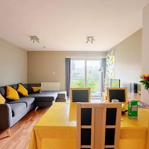 Apartment Modern Spacious Retreat With Free Parking And Private Balcony, Edinburgh